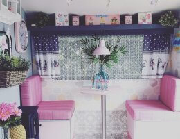 Déco 50’s dans une caravane vintage so sweet…