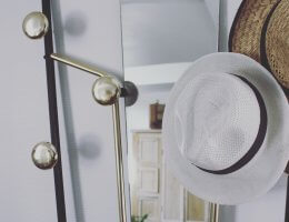 Vestiaire ancien – Noir et doré Art-déco