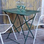 Ancienne table jardin pliante en tôle Ancienne table jardin pliante en tôle Image