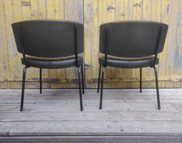 Paire de fauteuils Conseil de Pierre Guariche – Image 9