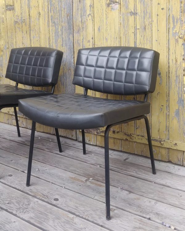 Paire de fauteuils Conseil de Pierre Guariche – Image 4