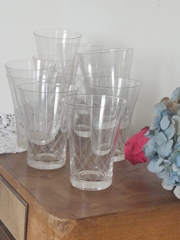 Set de 10 anciens verres à eau en verre gravé