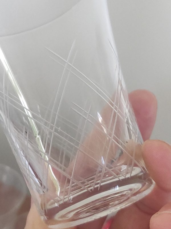 Set de 6 anciens petits verres (verrines) en verre gravé – Image 4