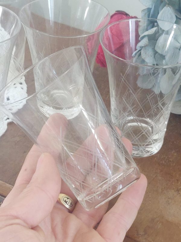 Set de 6 anciens petits verres (verrines) en verre gravé
