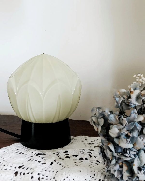 Lampe à poser globe Thabur en verre opalin jaune pâle