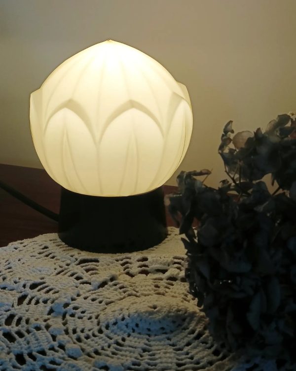 Lampe à poser globe Thabur en verre opalin jaune pâle – Image 3