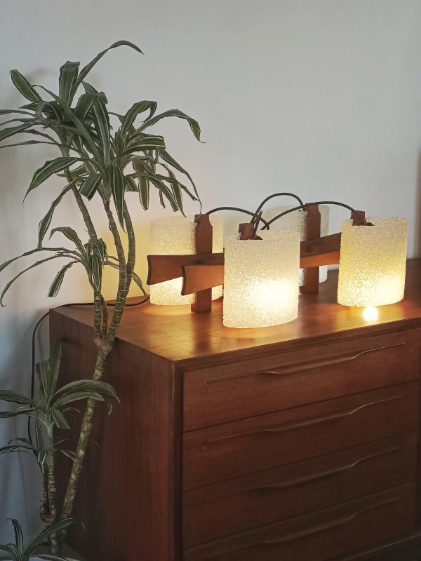 Lustre scandinave en teck et perspex années 60 – Image 3