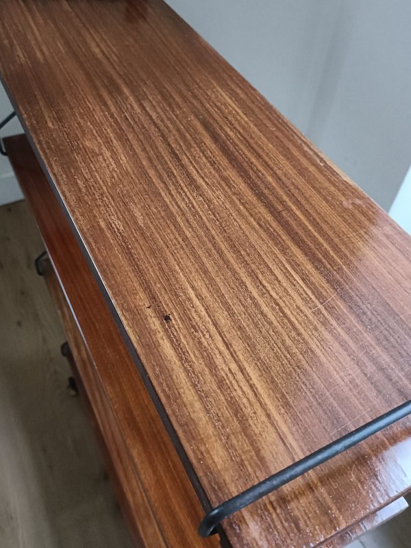 Réservée Chloé - Étagère années 60 structure métal noir et détails laiton – Image 6