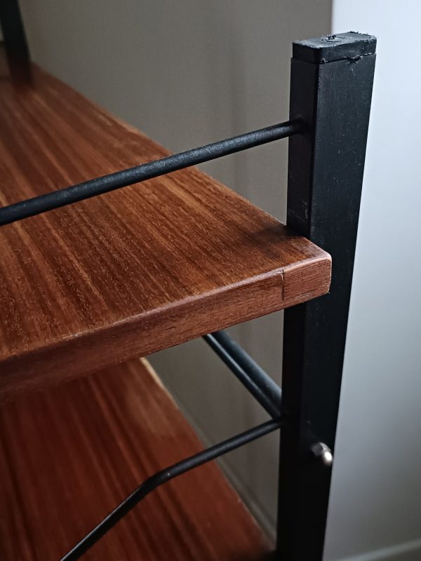 Réservée Chloé - Étagère années 60 structure métal noir et détails laiton – Image 7