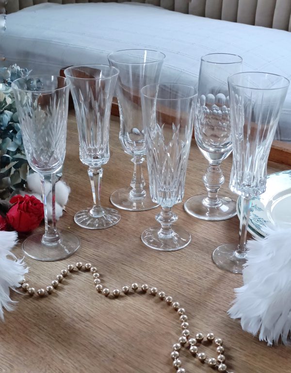 Service de 6 flûtes à champagne en cristal dépareillées