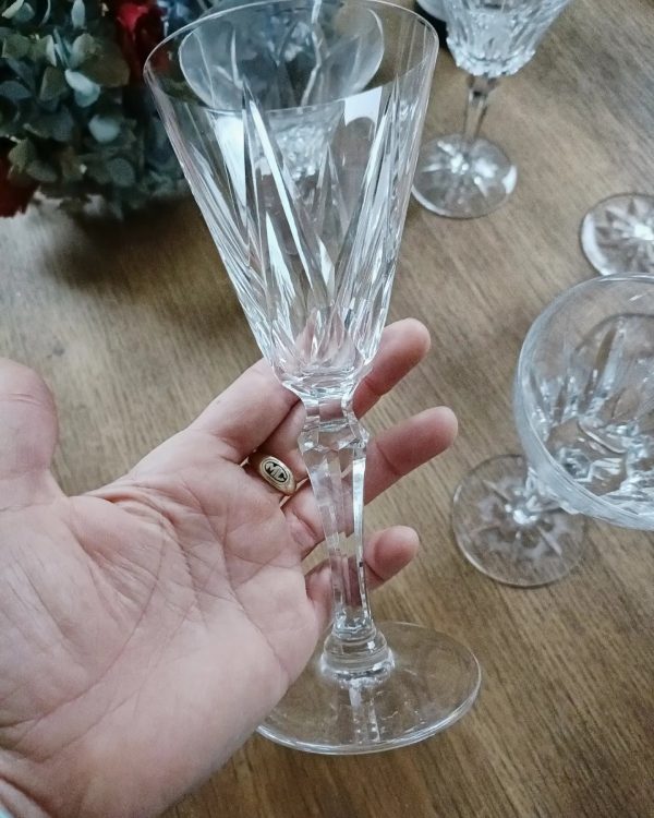 Service de 6 verres à vin en cristal de prestige dépareillés (Saint-Louis et VB) – Image 5