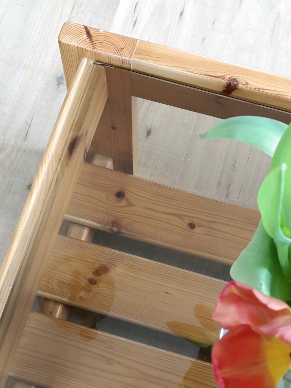 Table basse en pin et verre fumé années 70 – Image 4