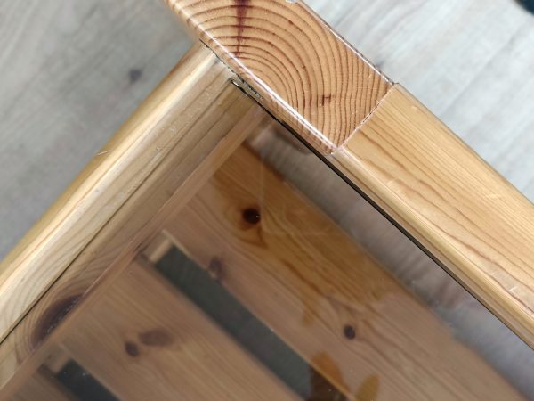Table basse en pin et verre fumé années 70 – Image 5