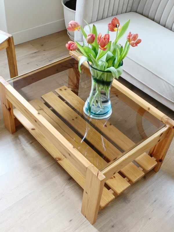 Table basse en pin et verre fumé années 70 – Image 2