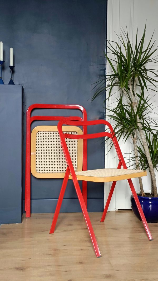 Paire de chaises cannées par Georgio Cattelan – Image 2