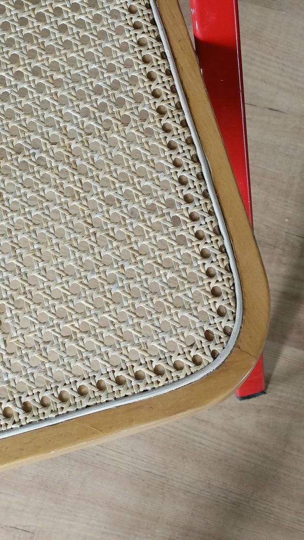 Paire de chaises cannées par Georgio Cattelan – Image 4
