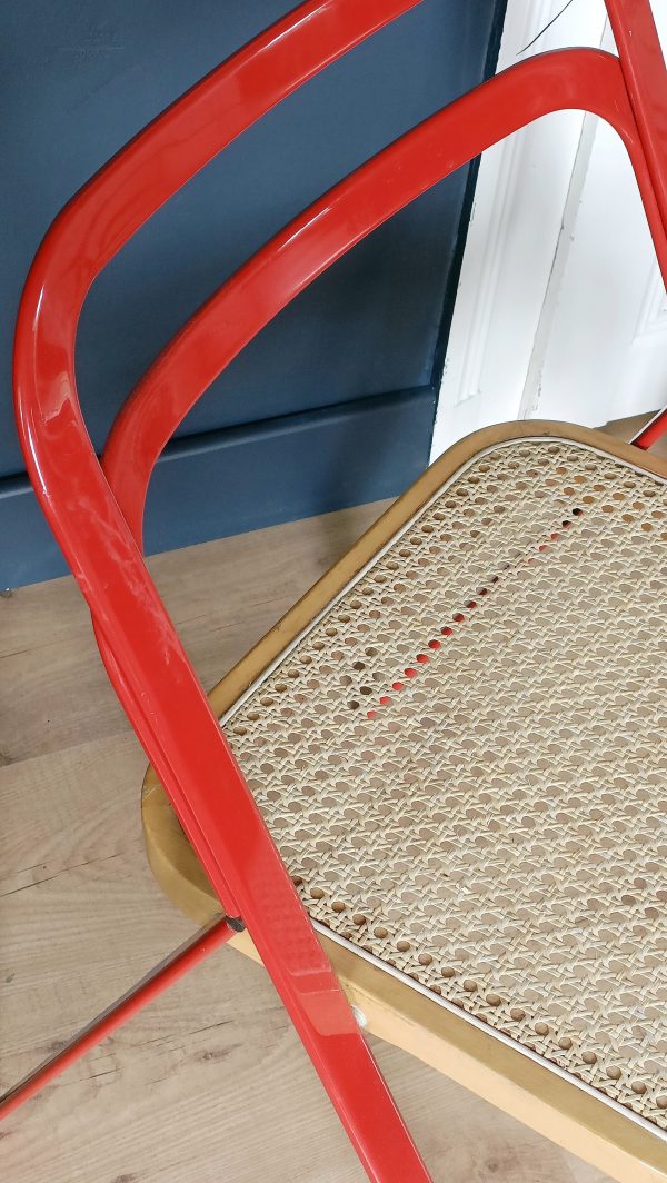 Paire de chaises cannées par Georgio Cattelan – Image 6