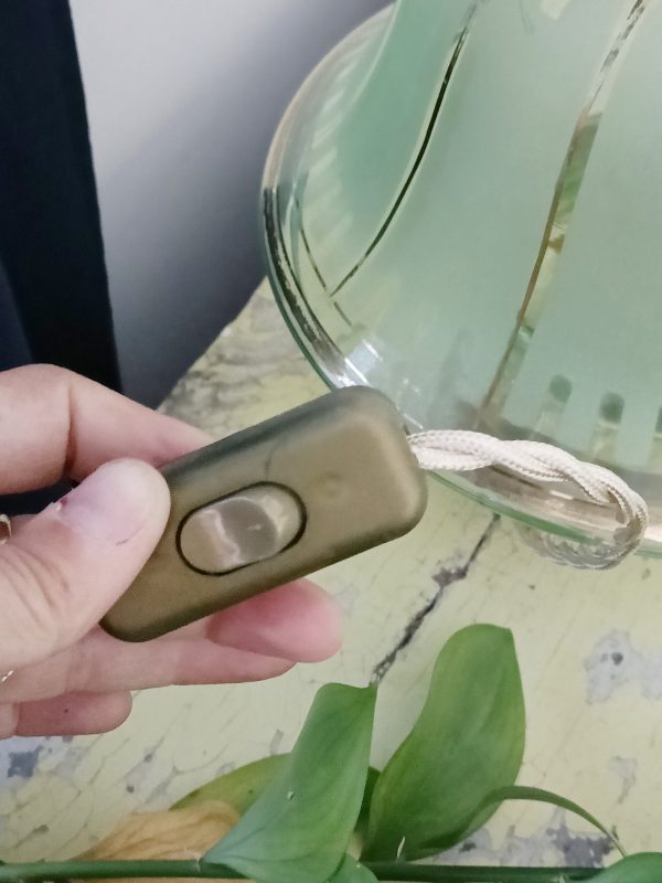 Lampe à poser globe XL en verre vert et or – Image 3