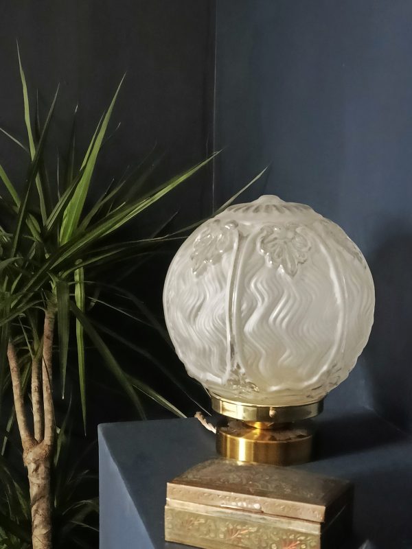 Réservée Marie - Lampe à poser globe XL en verre dépoli blanc – Image 2