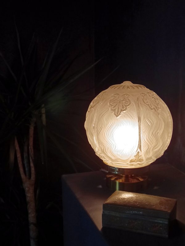 Réservée Marie - Lampe à poser globe XL en verre dépoli blanc – Image 3