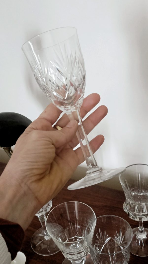 Service de 6 verres en cristal dépareillés – Image 8