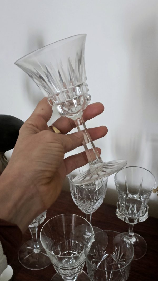 Service de 6 verres en cristal dépareillés – Image 7
