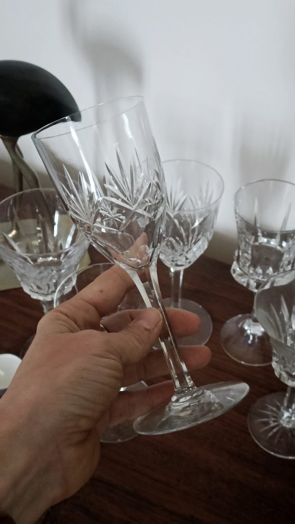 Service de 6 verres en cristal dépareillés – Image 9