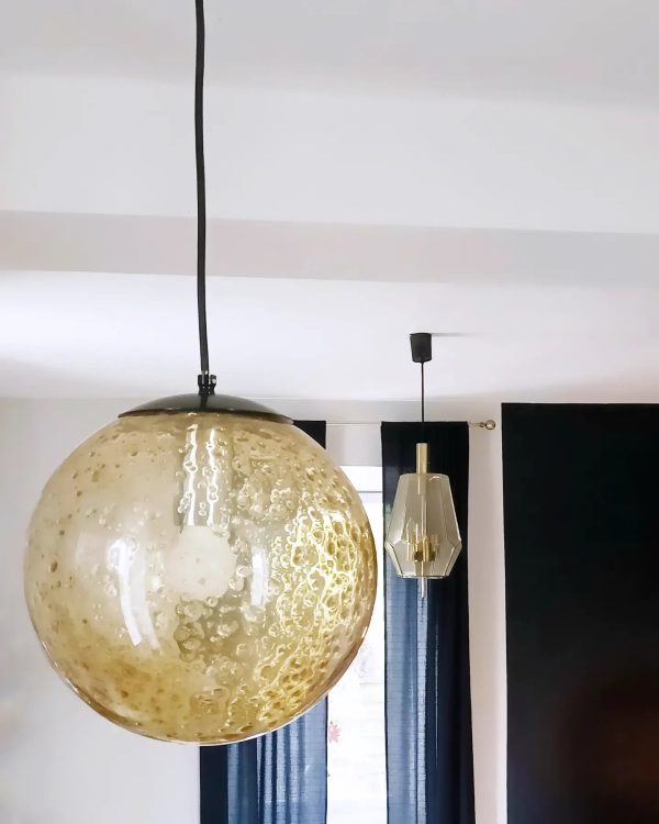 Grande suspension globe verre bullé ambré – Image 2
