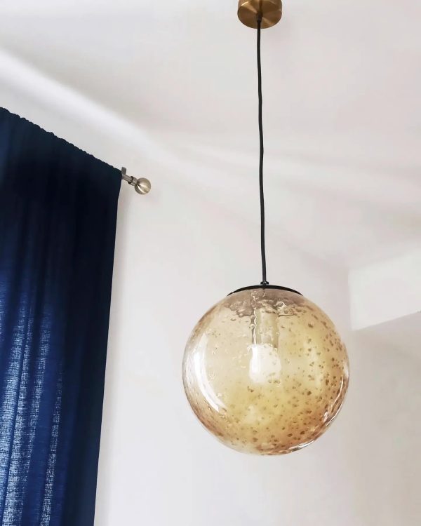 Grande suspension globe verre bullé ambré