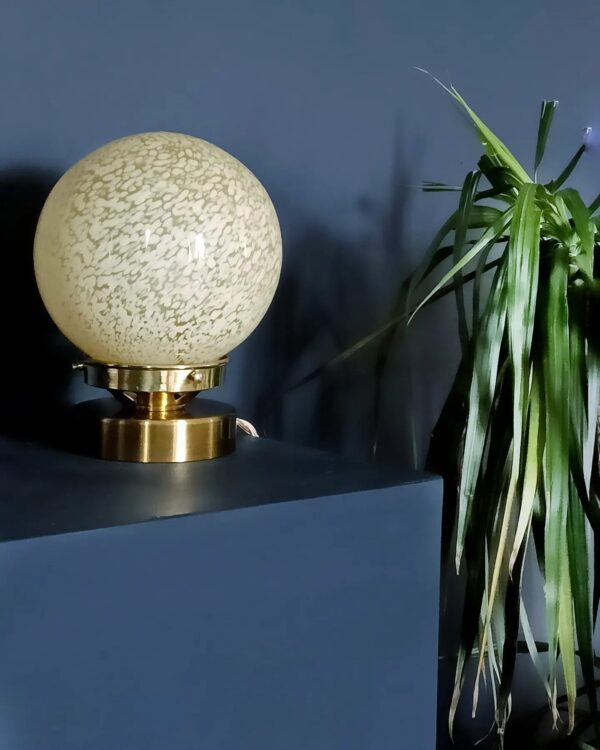 Lampe à poser globe verre de clichy jaune pâle