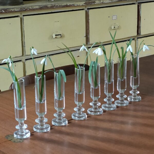 Série de 8 anciens verres à liqueur