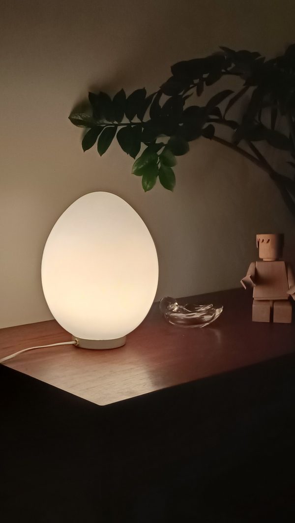 Réservée Véronique - Lampe oeuf opaline des années 70