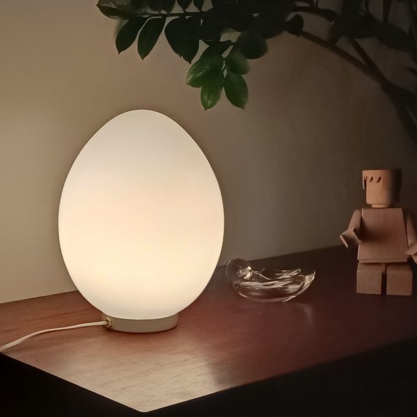 Réservée Véronique - Lampe oeuf opaline des années 70