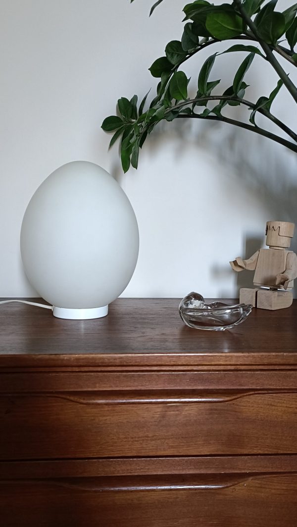 Réservée Véronique - Lampe oeuf opaline des années 70 – Image 3