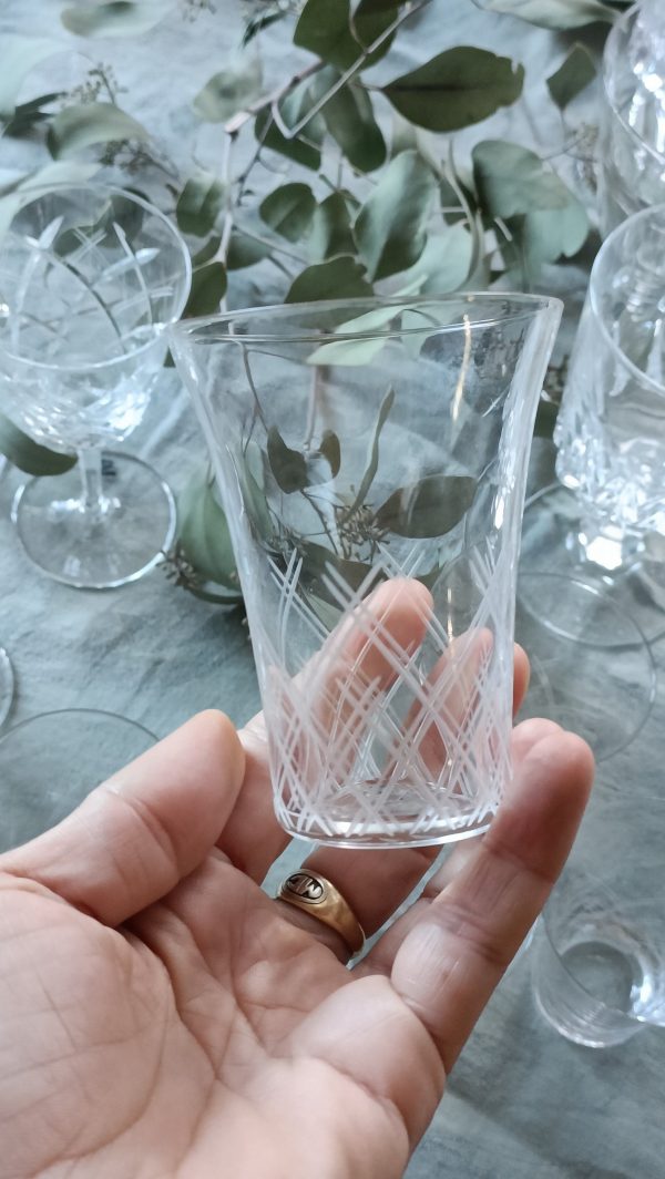 Set de 6 anciens petits verres à eau en verre gravé