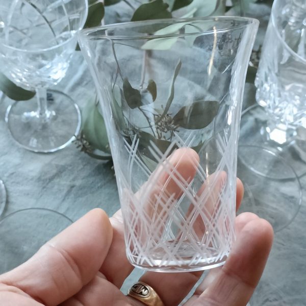 Set de 6 anciens petits verres à eau en verre gravé