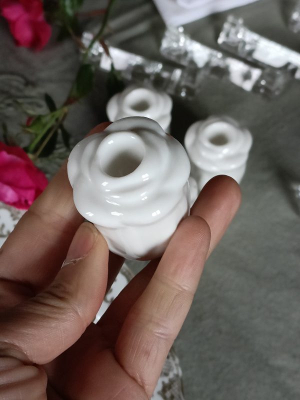 Lot de 4 petits bougeoirs bouton de rose en porcelaine – Image 3