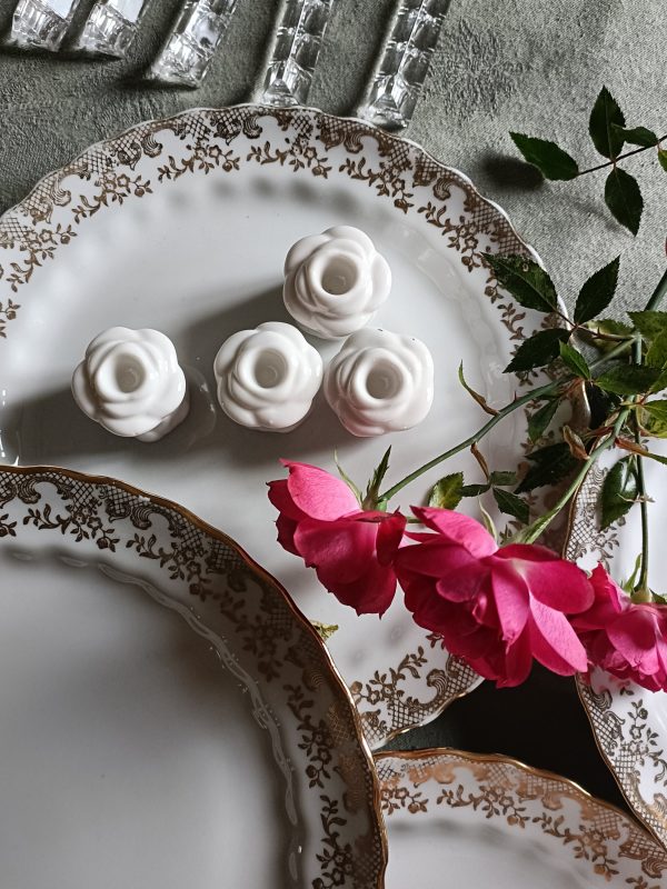 Lot de 4 petits bougeoirs bouton de rose en porcelaine – Image 2