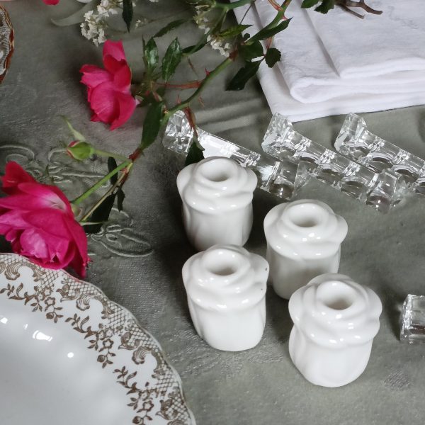 Lot de 4 petits bougeoirs bouton de rose en porcelaine