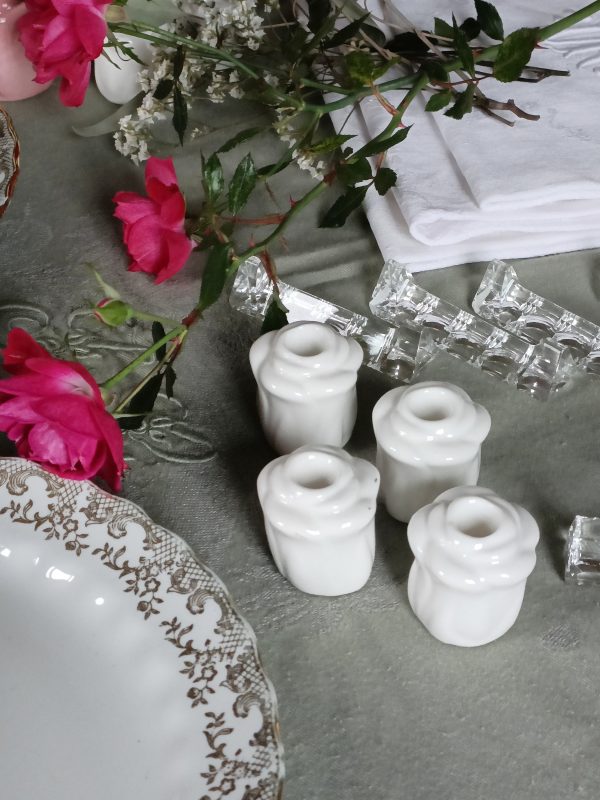 Lot de 4 petits bougeoirs bouton de rose en porcelaine