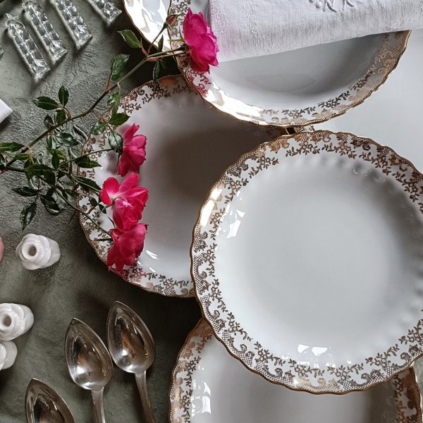 Réservées - Service de 6 assiettes plates en porcelaine blanche et or