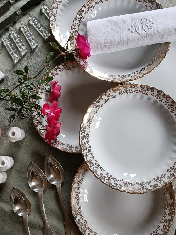 Réservées - Service de 6 assiettes plates en porcelaine blanche et or