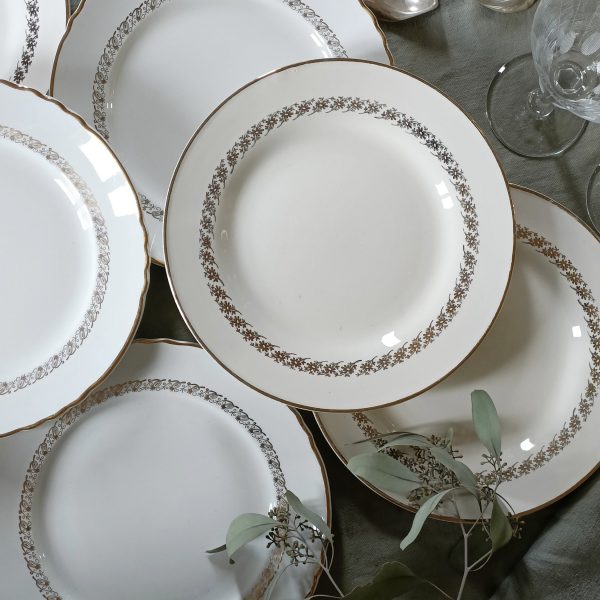 Ensemble dépareillé de 6 assiettes plates crème et or