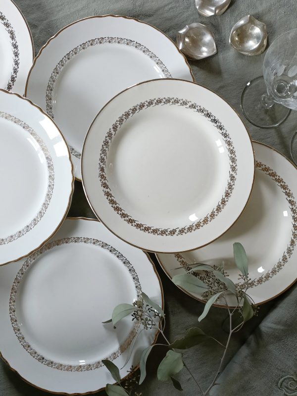 Ensemble dépareillé de 6 assiettes plates crème et or