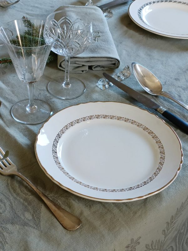 Ensemble dépareillé de 6 assiettes plates crème et or – Image 2