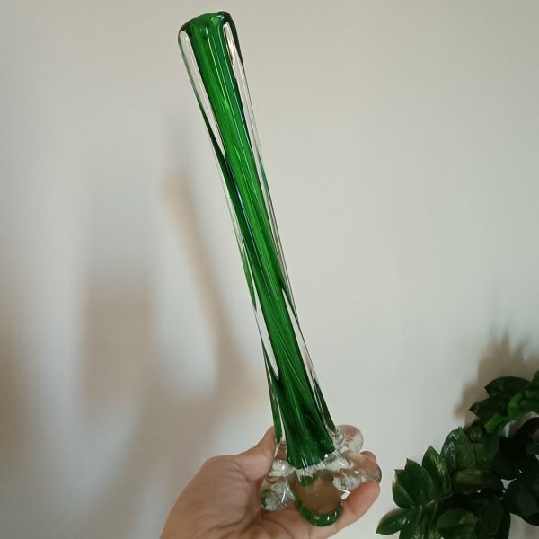 Vase soliflore vert en verre soufflé années 60-70