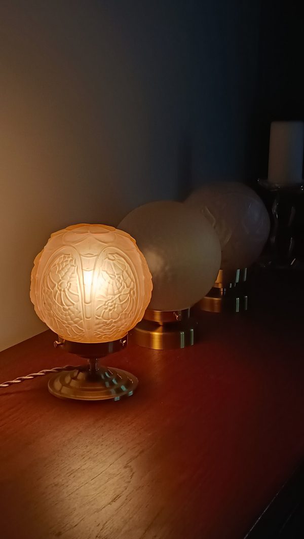Lampe à poser globe art déco rose – Image 5