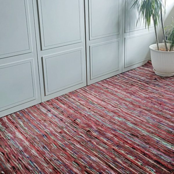 Grand tapis vintage tissé dans les tons roses
