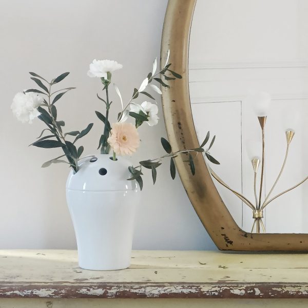 Vase pique fleurs en porcelaine