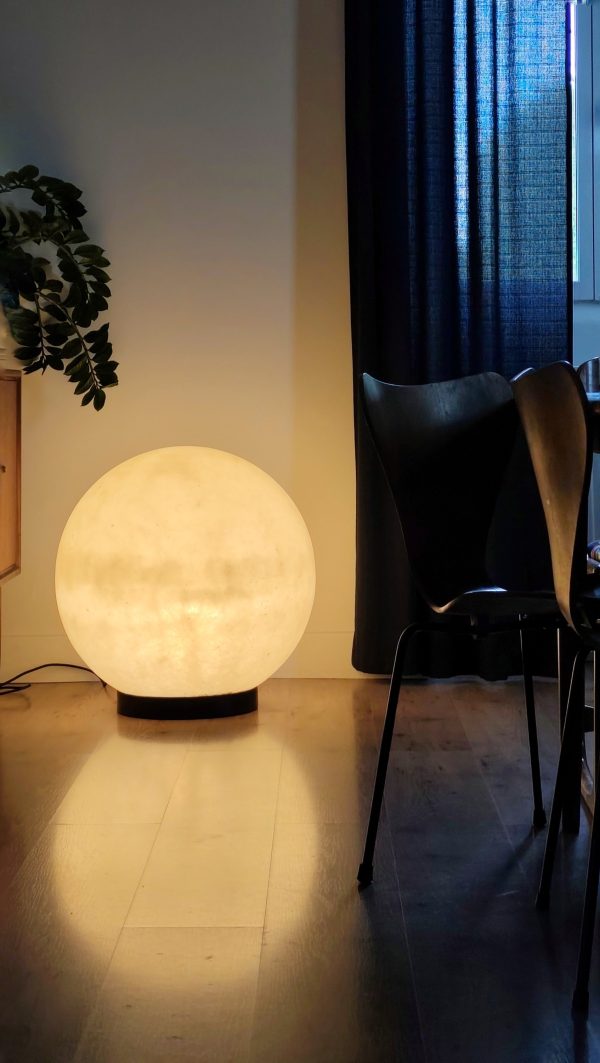 Très grande lampe de sol boule en fibre de verre